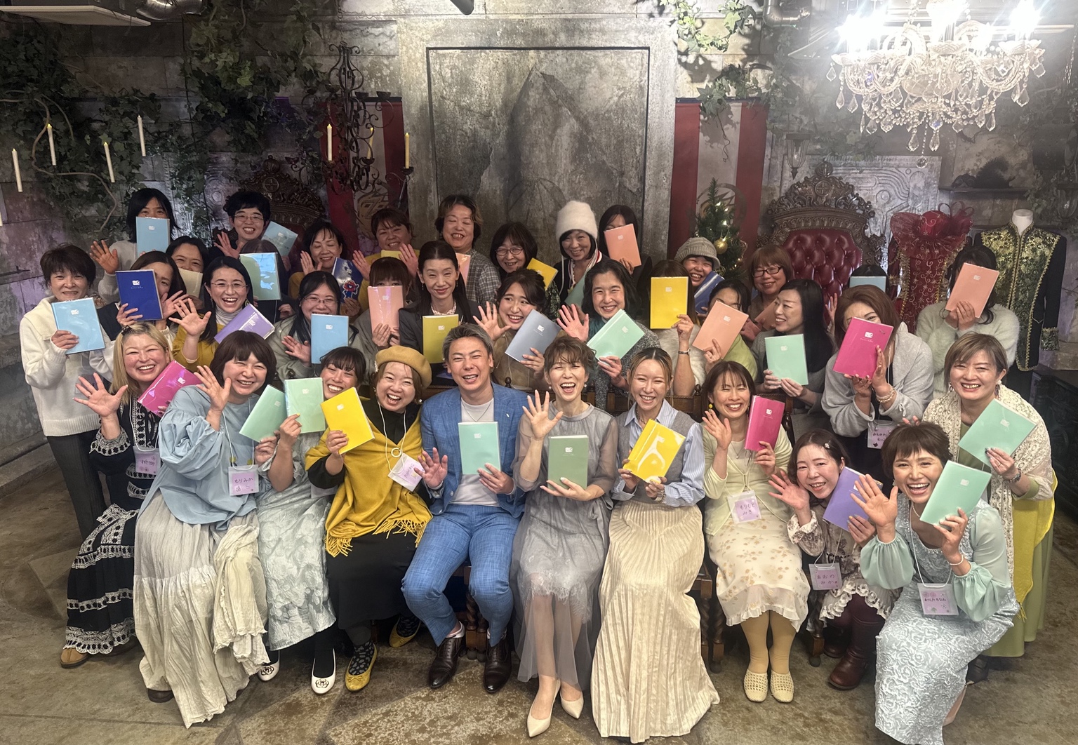 魔法の手帖術を実践する生徒さんとの集合写真